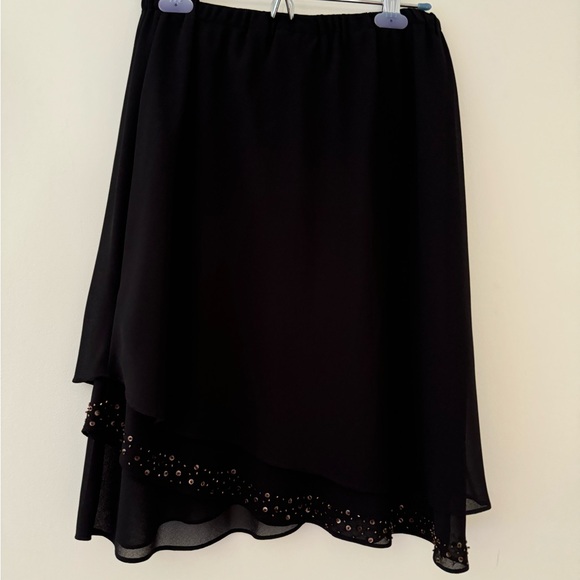 Beautiful Classy Amanda Smith, Two (2) Piece Set, Skirt and Top, Size 6 - Picture 9 of 10